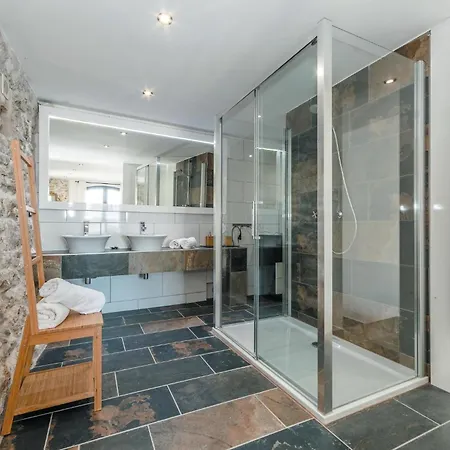 Beautiful In With Outdoor Swimming Pool *