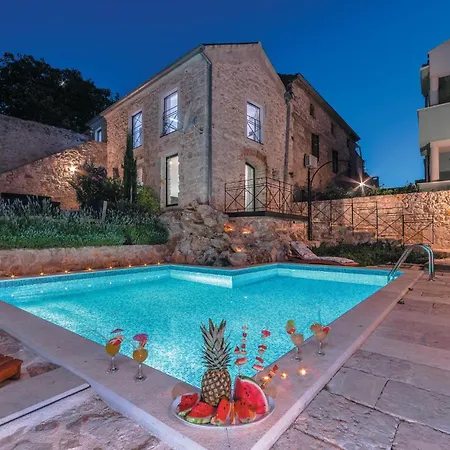 Beautiful In With Outdoor Swimming Pool بيت للعطل تكون