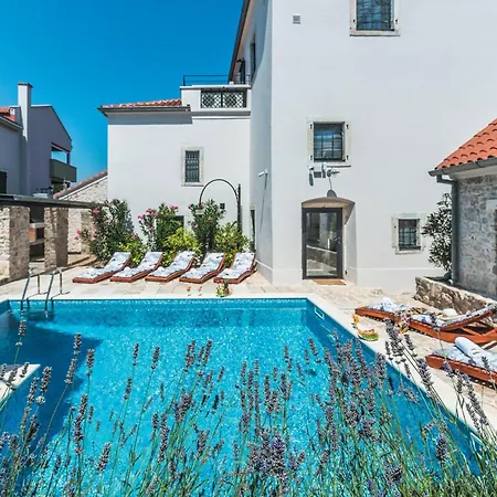 Beautiful In With Outdoor Swimming Pool *