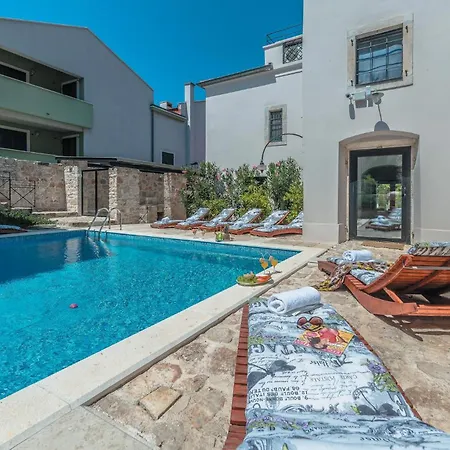 بيت للعطل Beautiful In With Outdoor Swimming Pool *