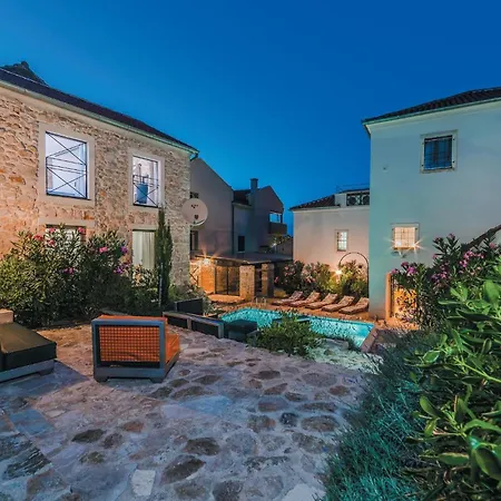 Beautiful In With Outdoor Swimming Pool