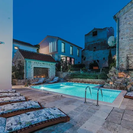 Beautiful In With Outdoor Swimming Pool تكون