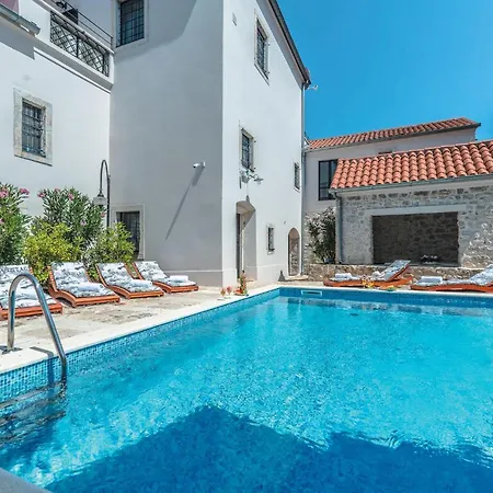 Beautiful In With Outdoor Swimming Pool بيت للعطل تكون